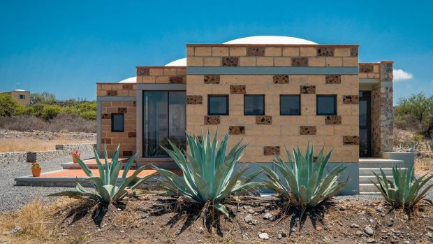 Esta propiedad mexicana cuenta con increíbles interiores con techos de bóveda catalana y paredes de piedra vista.