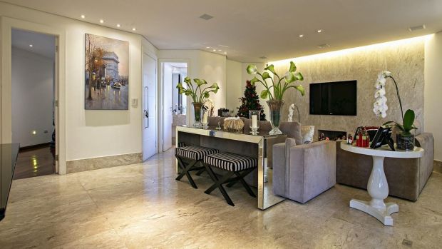 Este apartamento en Sao Paulo está completamente renovado con materiales de alta calidad como suelos de mármol.