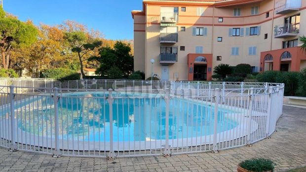 Este apartamento de un dormitorio en Frejus está en el campus con una piscina compartida