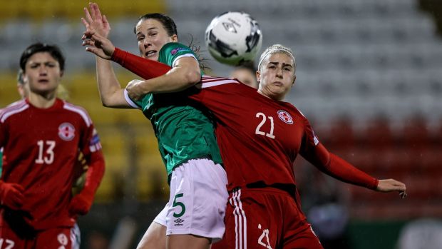 Irlandzka Niamh Fahey rywalizuje w powietrzu z Maryam Callandades z Gruzji w eliminacjach do Mistrzostw Świata Kobiet 2023 w grupie A na Tallaght Stadium w Dublinie w listopadzie 2021 r. Zdjęcie: Morgan Tracy/Info