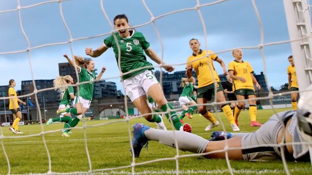 Irlandzka Niamh Fahey świętuje po bramce swojego zespołu przeciwko Australii w międzynarodowym meczu towarzyskim na stadionie Tallaght w Dublinie, 21 września 2021 r. Zdjęcie: James Crombie/Info
