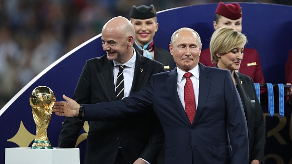 La FIFA et l’UEFA suspendent les équipes nationales russes du football interclubs et international