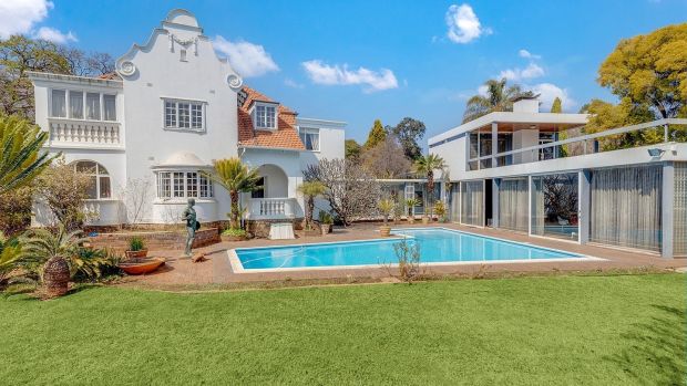 Johannesburgo en Sudáfrica: una casa de cinco habitaciones con piscina y garaje para cinco autos.