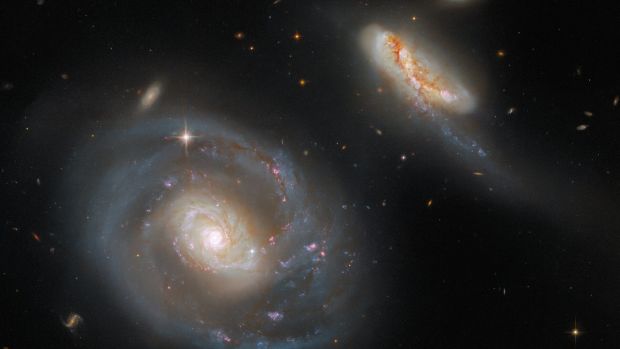 Zdjęcie z Kosmicznego Teleskopu Hubble'a pokazuje parę oddziałujących galaktyk około 200 milionów lat świetlnych od Ziemi w konstelacji Pegaza.  Ten system będzie jedną z pierwszych galaktyk obserwowanych za pomocą Kosmicznego Teleskopu Jamesa Webba latem 2022 r