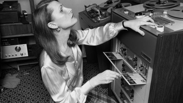La compositrice et musicienne électronique Wendy Carlos au travail dans son studio d'enregistrement à New York, octobre 1979. Photo : Leonard M. DeLessio/Corbis via Getty