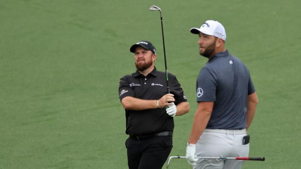 Jon Ram busca colocar a Shane Lowry en el segundo green durante la práctica del miércoles.  Foto: Gregory Shamus/Getty Images