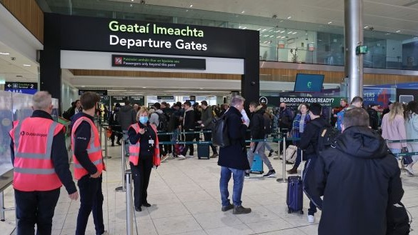 Очереди в аэропортах частично связаны с тем, что пассажиры прибывают «намного раньше» рейсов.