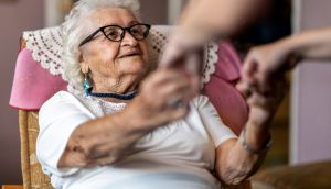 In 2019, about 53,000 people over 65 were helped live at home by homecare workers. We reward homecare workers with an average hourly rate of €12. 