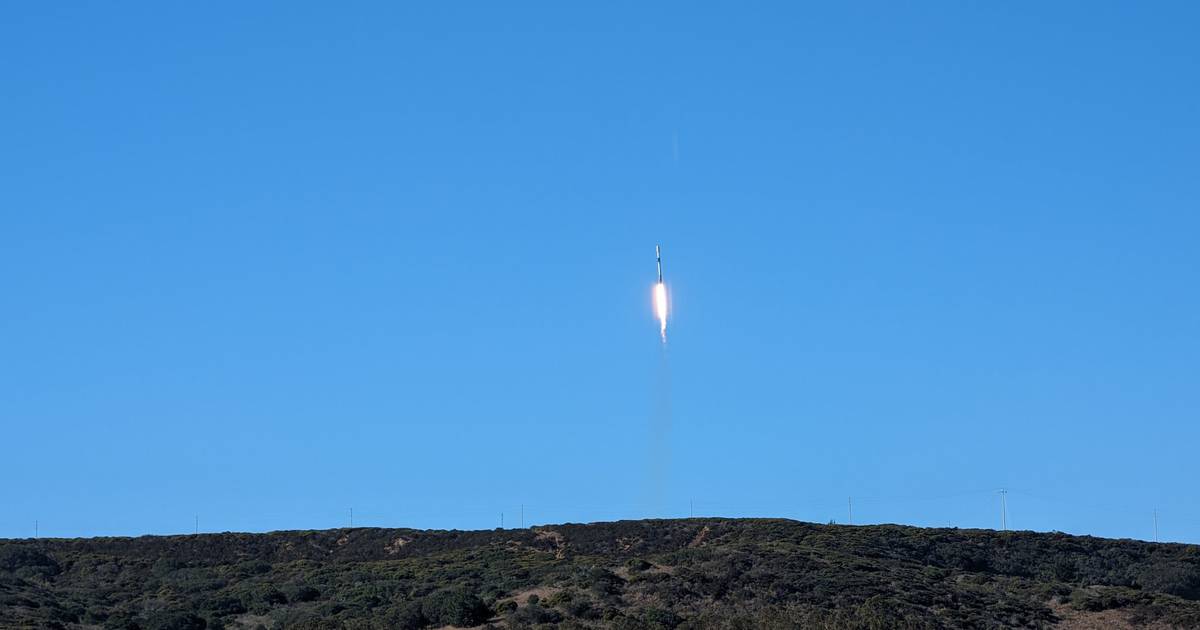 아일랜드 최초의 위성이 캘리포니아에서 발사된 로켓을 타고 우주로 날아갔습니다 – The Irish Times