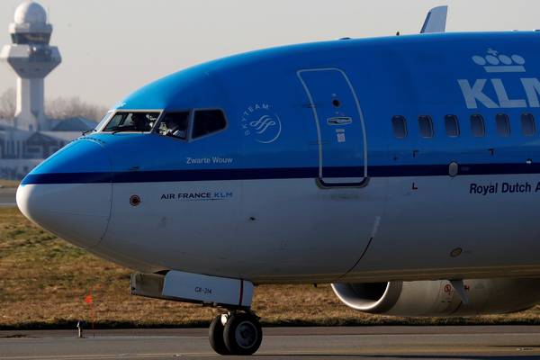 Air France-KLM shares fall as Dutch pilots threaten to strike
