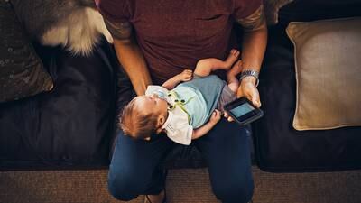 How parents’ smartphone use can affect babies and young children 