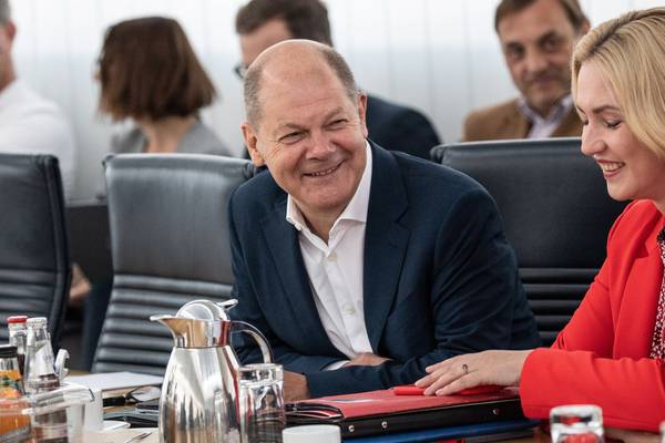 Scholz does U-turn to run for SPD leadership