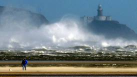 Storm to  hit coasts with very high waves and strong winds