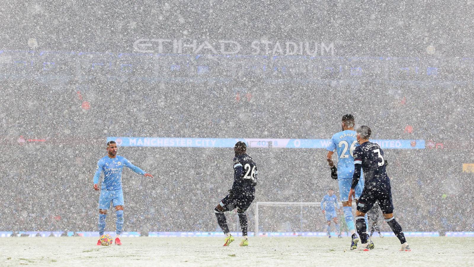 Манчестер сити вест хэм. Манчестер снег. Футбольный матч на снегу. Родри Манчестер Сити 2023. Haaland man City обои.