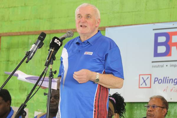 Bertie Ahern announces referendum result in Papua New Guinea