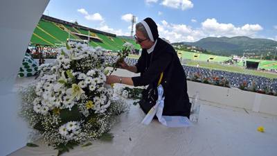 Pope Francis brings message of hope to tense Bosnia