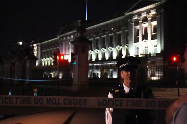 Police arrest man with knife outside Buckingham Palace
