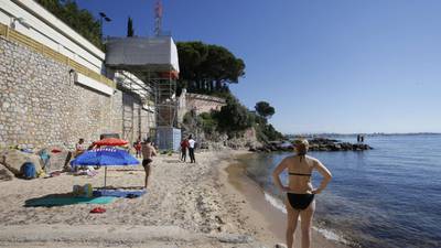 Saudi Arabian king leaves France after beach controversy