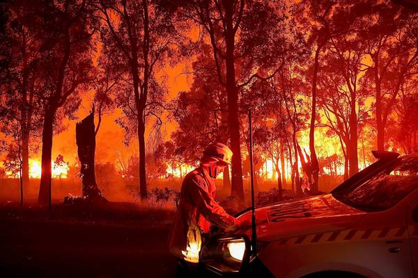 Western Australia residents flee as bushfires bear down on towns