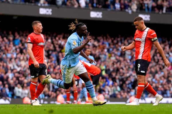 Manchester City climb back to summit with convincing win over Luton 