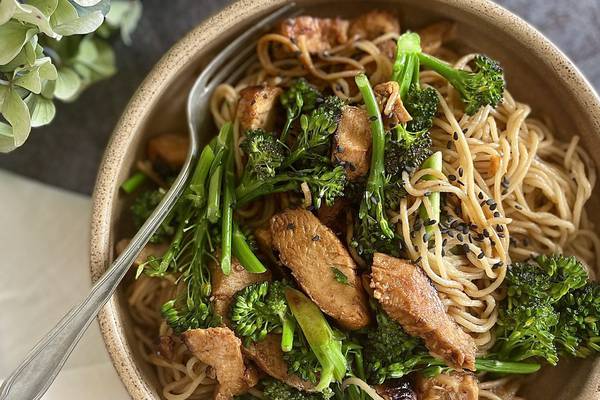 Sticky chicken with broccoli and noodles