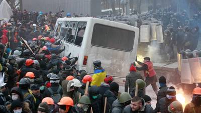 Clashes  with police in Kiev as protesters defy court ban