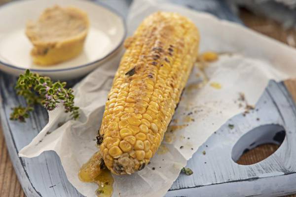 Barbecued sweetcorn with roast chicken butter