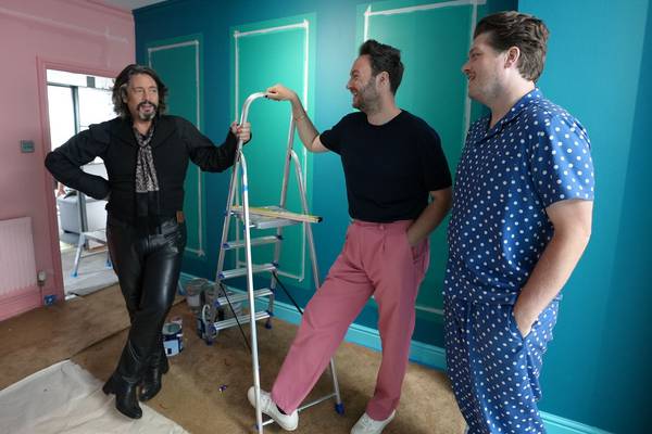 Changing Rooms 2.0: ‘Can you smell my thighs burning?’ yells Laurence Llewelyn-Bowen