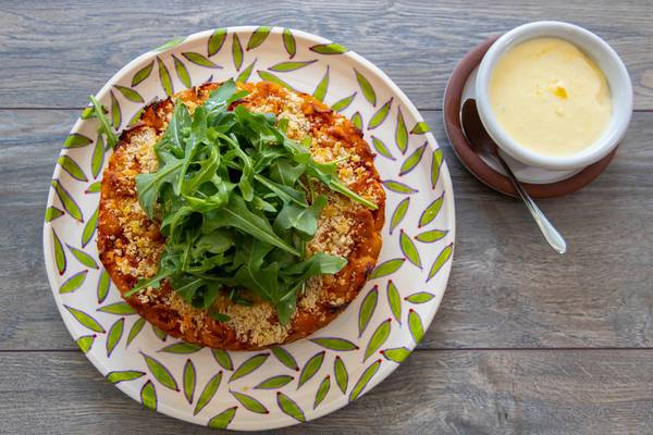 Baked pasta cake with rocket and Parmesan cream