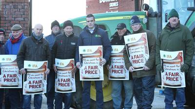 Farmers protest outside Dunnes Stores depot over beef prices