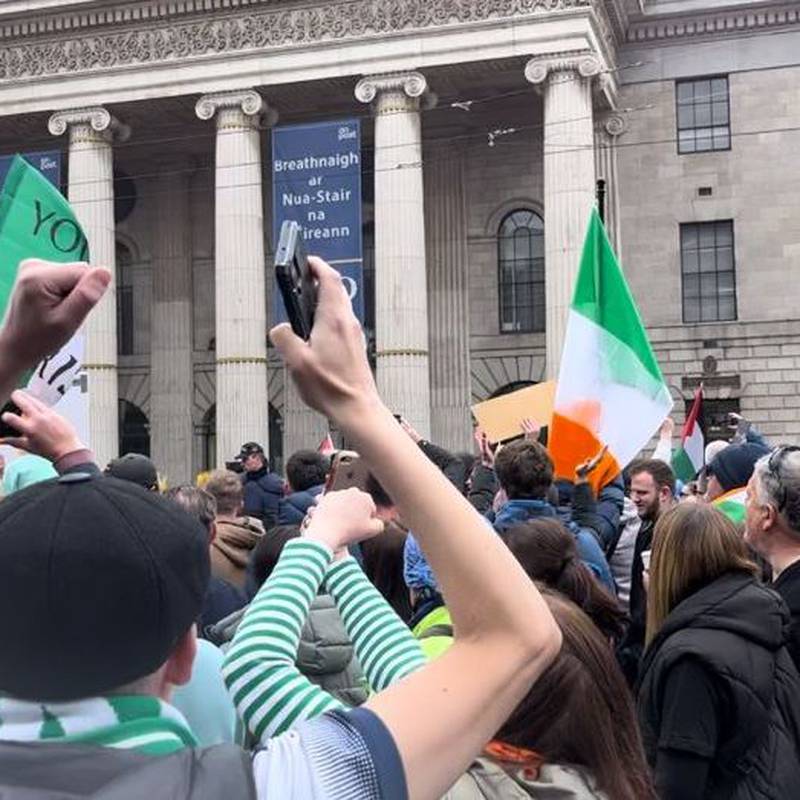 Anti-immigration protesters in Dublin are met by counter-demonstration