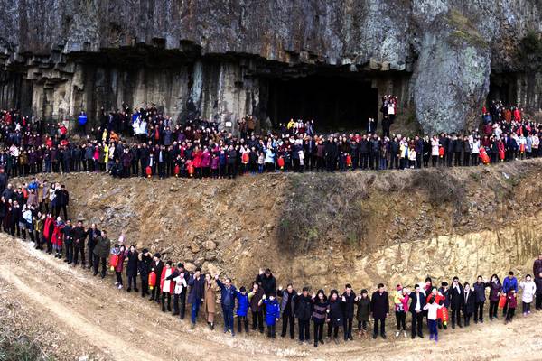 Chinese family of 500 reunite for gigantic group photo