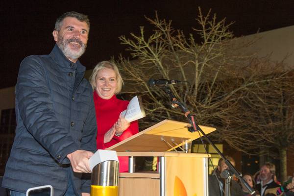 Roy Keane flicks on Christmas lights at Cork hospice
