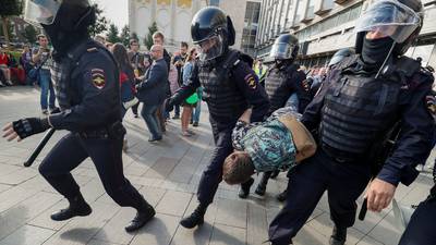 Kremlin turns up heat on Navalny as protests continue in Moscow