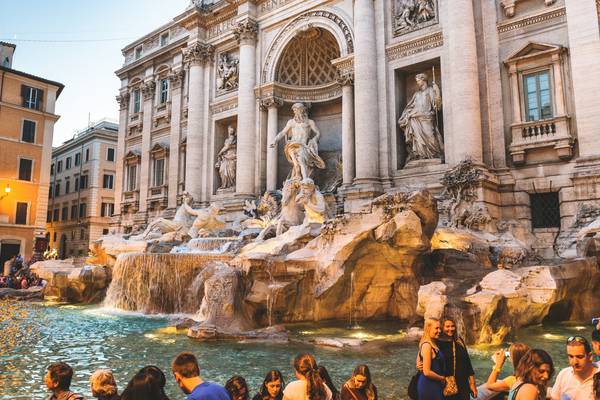 Selfish selfie-takers spark Trevi fountain brawl