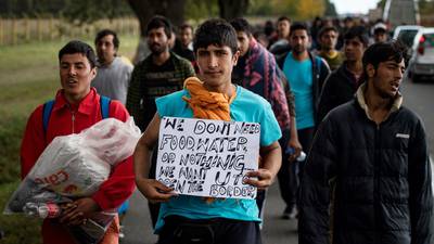 Hundreds of migrants begin long trek from Belgrade to Hungary