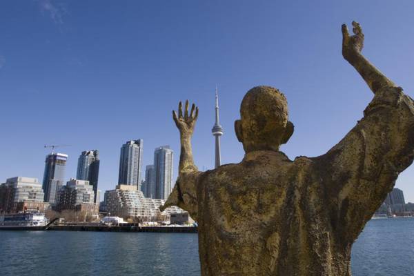 Why is there a monument to 1,186 Irish emigrants in Toronto?