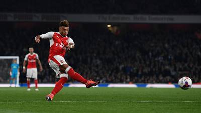 Alex Oxlade-Chamberlain helps Arsenal ease past Reading