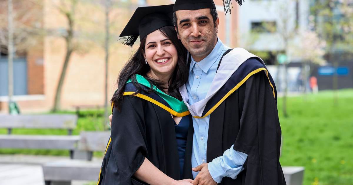 Супруги иранских беженцев получили степень магистра DCU в один и тот же день — The Irish Times