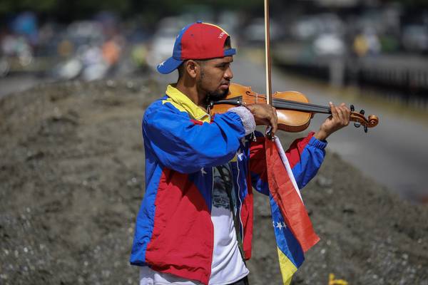 Venezuelan violinist injured in latest anti-government protests