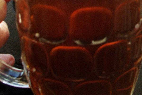 Heavy drinking and abstinence both raise dementia risk - study