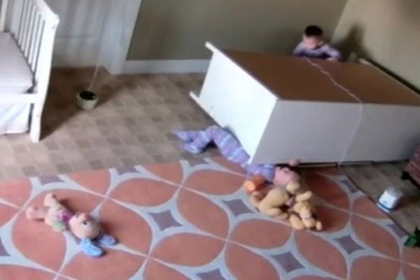 Video shows toddler rescuing twin from fallen chest of drawers