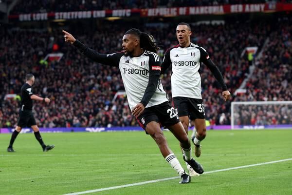 Alex Iwobi scores stoppage-time winner for Fulham at Old Trafford