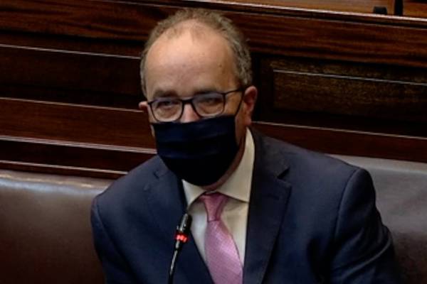 Covid-19: Fianna Fáil’s John Lahart is first TD to wear face mask in Dáil chamber