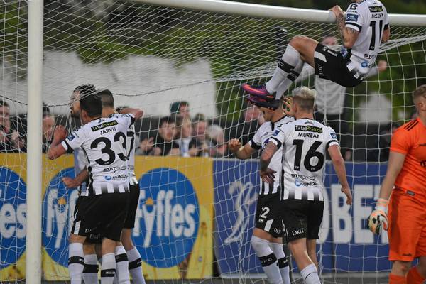 Hoban’s last gasp penalty sees Dundalk sink Bohs and stay top