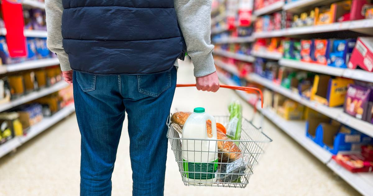Quatre supermarchés baissent le prix du lait pour la première fois depuis le début de la crise du coût de la vie – The Irish Times