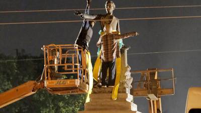 New Orleans  dismantles Confederate statue