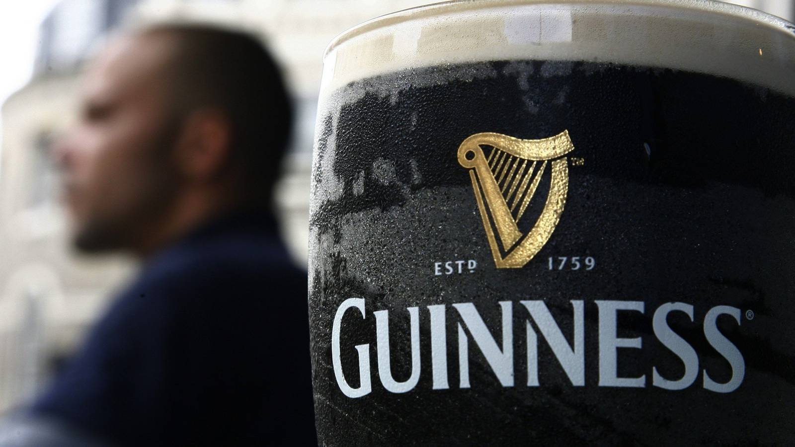 Drink irish. Пиво Guinness ирландское темное. Ирландское пиво Гиннесс. Пивоварня Гиннесс Ирландия. Diageo пиво.