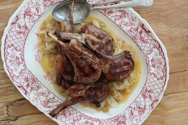 Lamb chops with sweet and sour onions and raisins