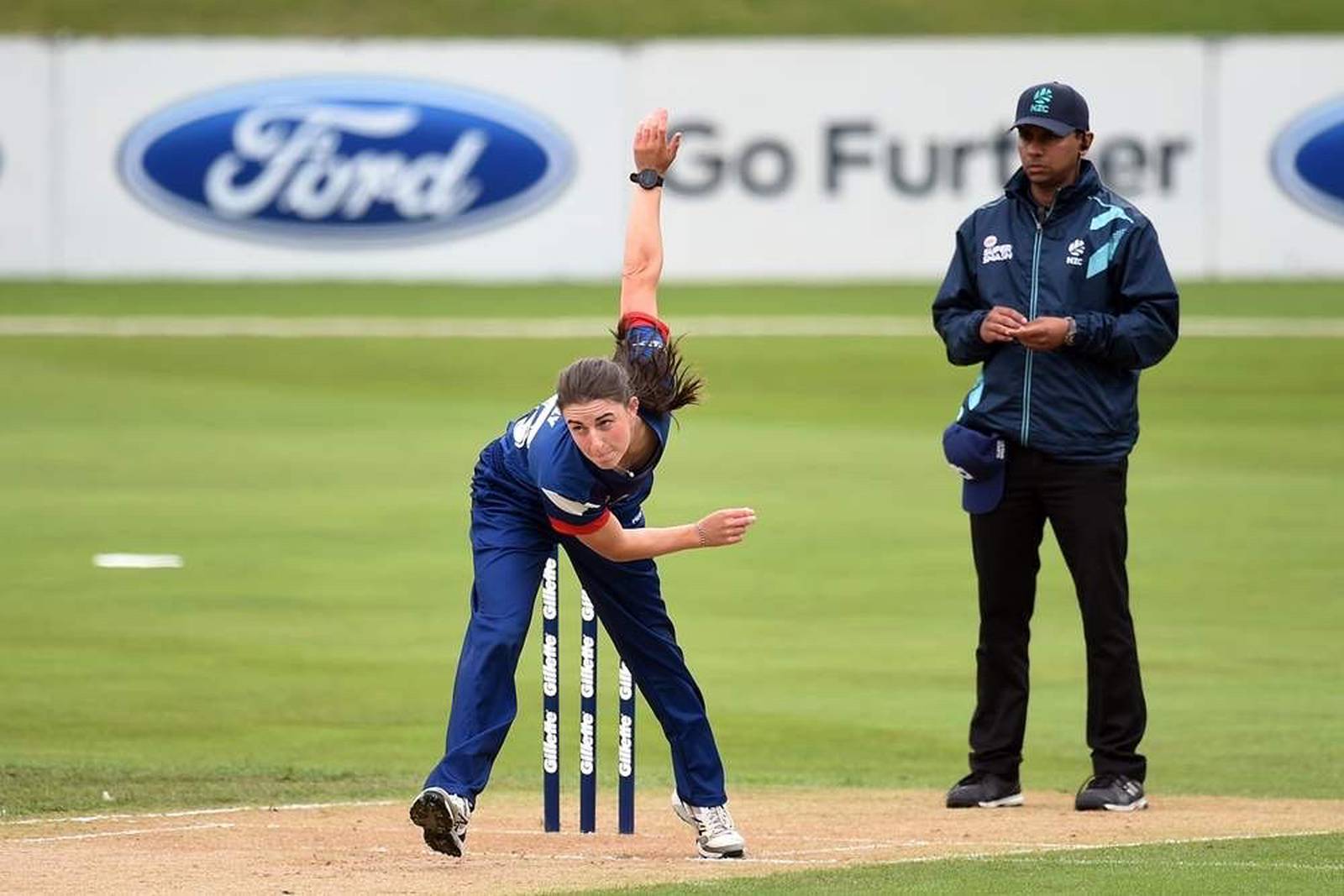 Arlene Kelly bowling for the Auckland Hearts.